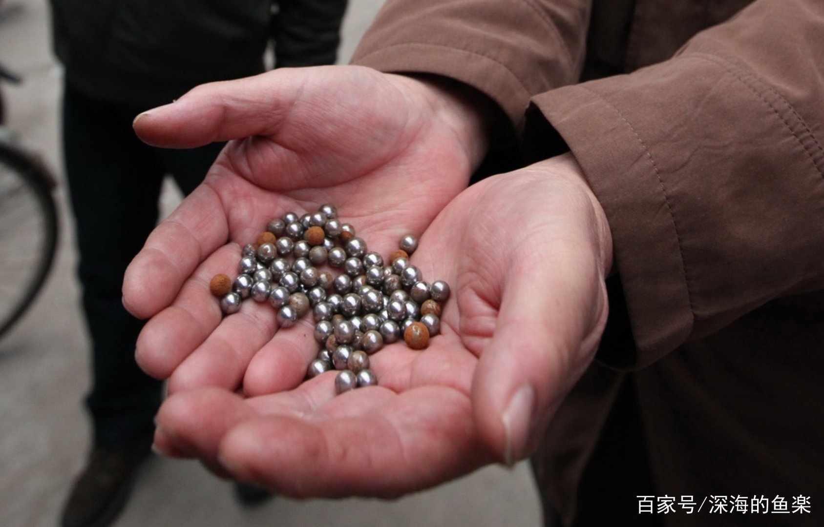 湖北武汉一小区遭近千颗钢珠袭击，嫌疑人已被抓获，嫌疑人为何疯狂作案？