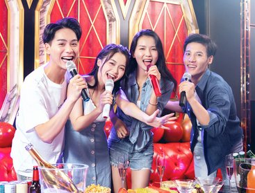 郑州醉酒男走错KTV包房，当场活跃气氛连吃带拿，这一幕有多搞笑？