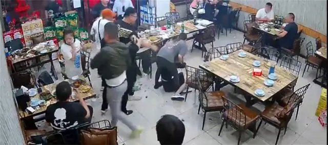 打人案主犯所开火锅店曾偷电，你还知道哪些关于他的其他事迹？