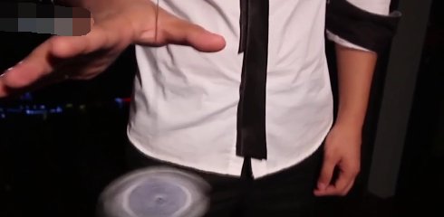 蜂鸟牌怎么变？(纸片飞旋魔术）