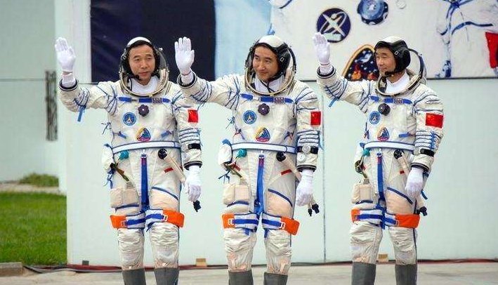 神舟七号是什么时候发射升空的我国第一个出场太空行走的人是谁