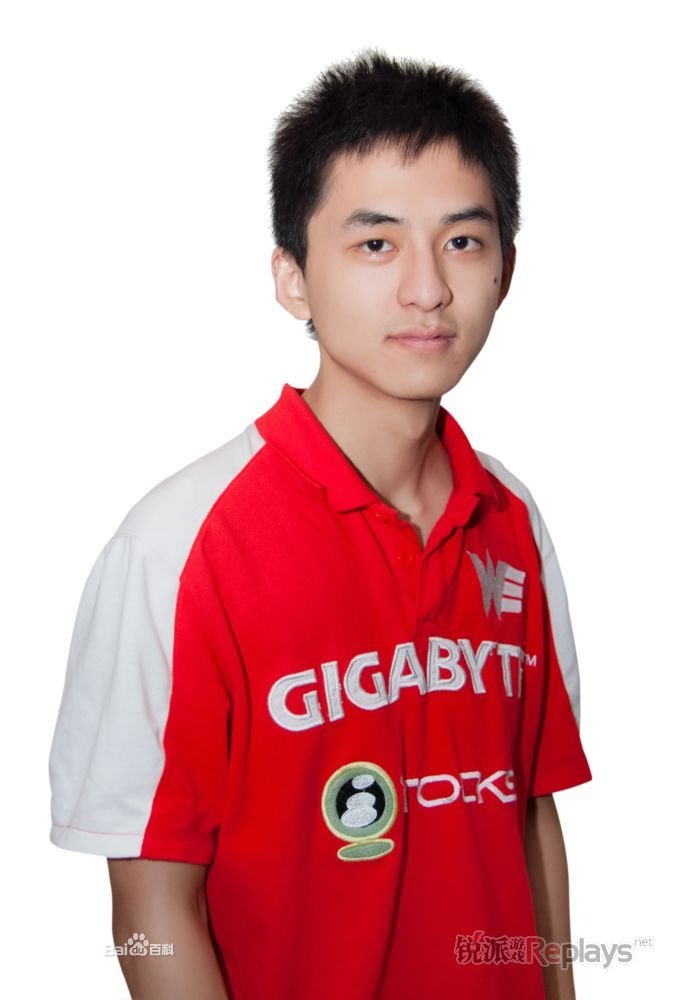 英雄联盟草莓的资料，最好有简介，她擅长的英雄以及比赛视频。