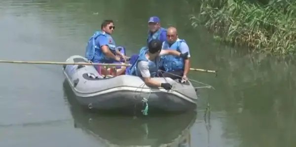 夫妻吵架双双落水，被17岁少年救起，该怎么看待少年的行为呢？