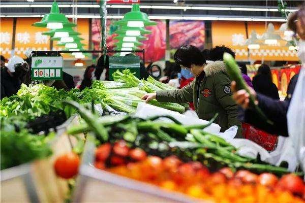 北京商超持续加大备货，市民后悔菜囤多了，当地的物资供应情况能否跟得上？