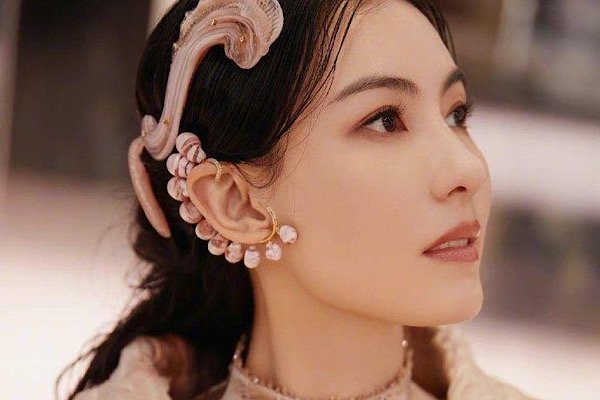 张柏芝表示说话声音大是因为耳弱，她这是“谎话精”的发言吗？