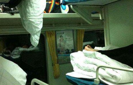 一女子坐火车卧铺醒来发现脚上有白色粘稠液体，报警后警察对此如何解释的？