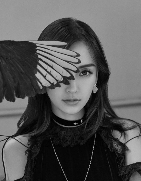 杨颖挑战碎玻璃大片，高级简装极具风格，腰和腿P过了吗？