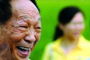 袁隆平一年工资才七万块,生活开支够花吗?