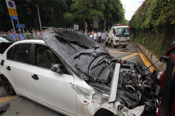 上汽大众4S店砸坏好零件再修,这是什么操作?