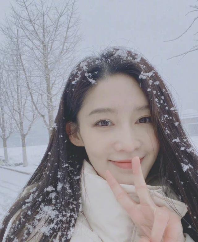 北京突然下雪,众女星晒雪景比美,谁的造型令你印象深刻?