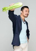 樊少皇演厨师的电视剧！ 看到一部分，在戏中他刀法如神，剔骨，去毛