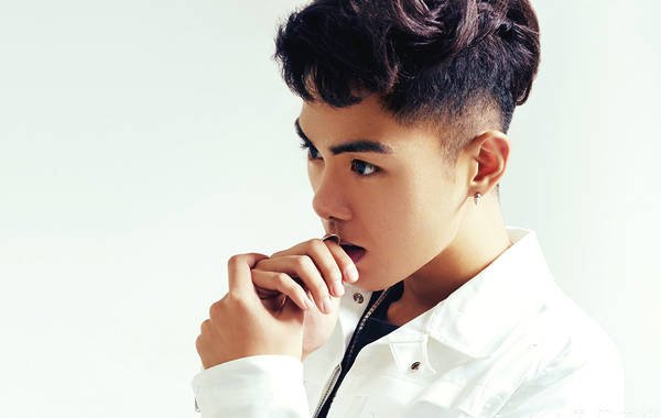 有首歌的歌词是这样的:自造伤悲,谁又能够忘记谁,这首歌叫什么?