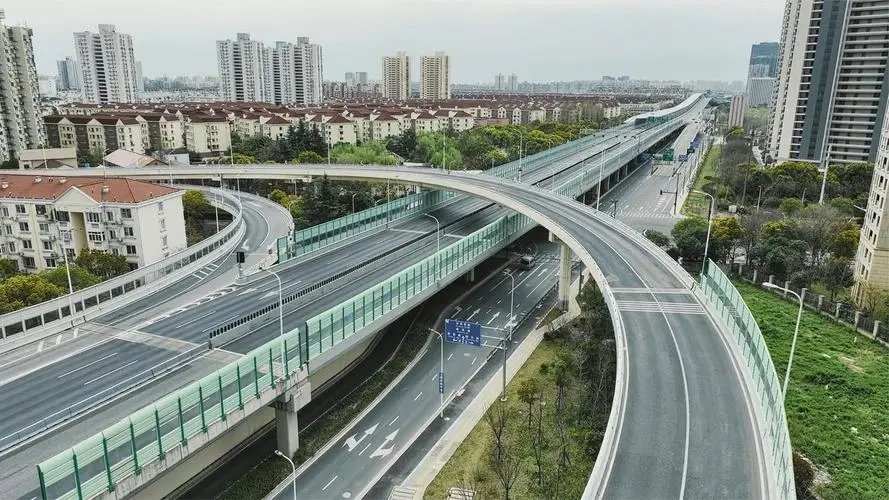 航拍上海浦东封控首日：车辆稀少，与以前的繁盛形成了怎样的对比？
