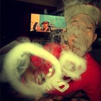 吐烟圈的男生头像