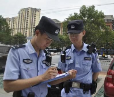 河南新乡:楼长小区里抡椅子殴打女业主,双方到底因何发生冲突?