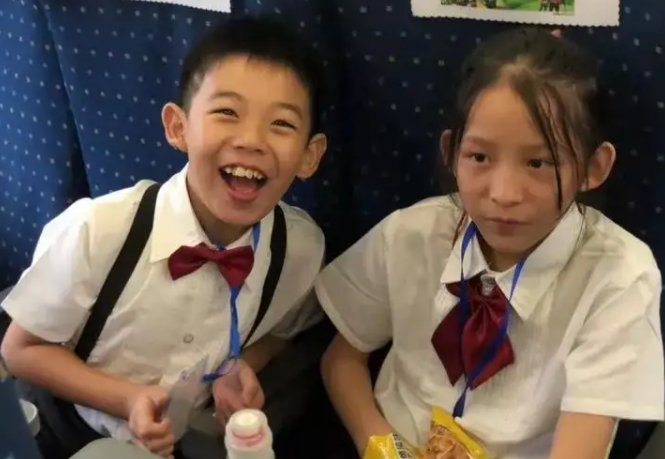 山东一女子高铁上为孩子放无声版动画片,孩子的吵闹真的无法阻止吗?