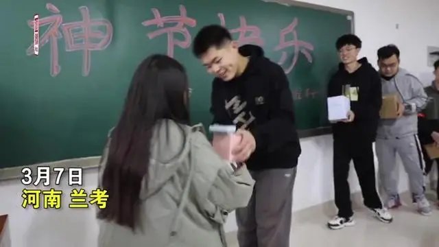 河南一高校59名男生为全班唯一女生送盲盒，你遇到过类似的感人经历吗？