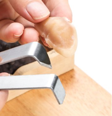 菱角剥壳神器怎么用