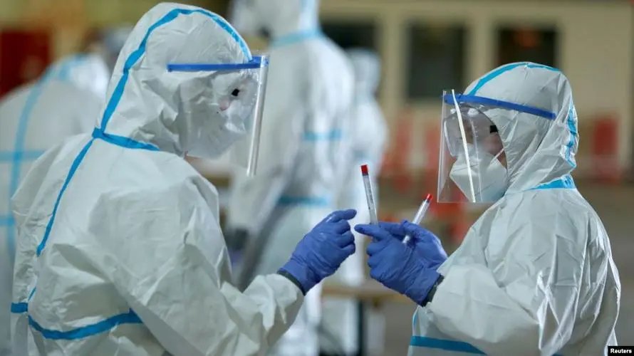 四川男子变阳性吃药后摆烂，妻子被感染秒重视，如何评价他的行为？