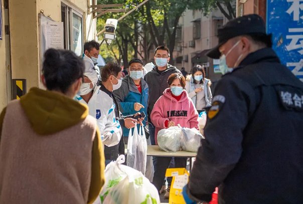 曝上海一居委会将物资佯装垃圾偷运，相关部门对此事件作何表示？