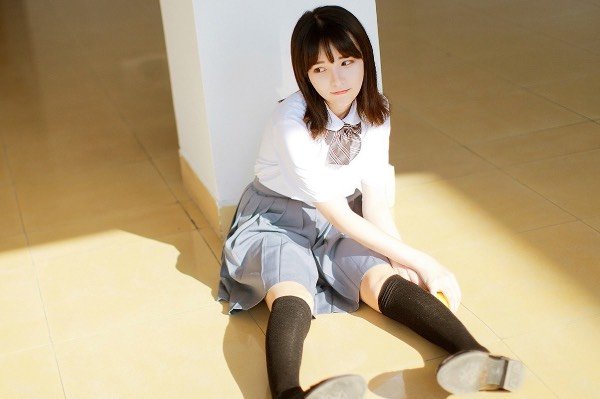 电视中的日本小女生都穿着校服，为何她们的校服这么短？