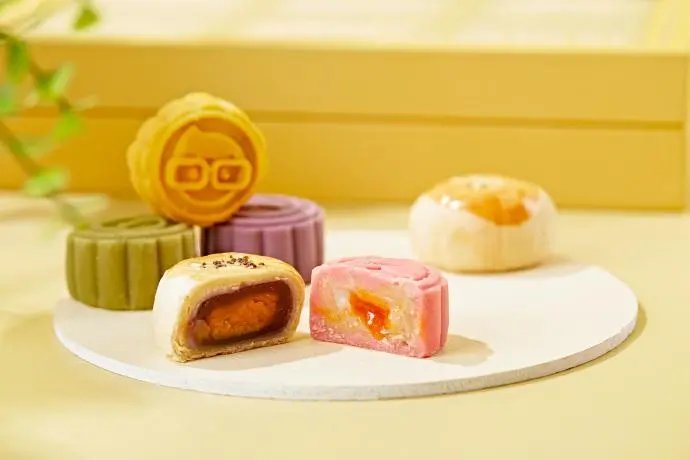 东北丈夫看到南方妻子切蛋糕式吃月饼都惊呆了，南方人吃月饼有多精致？