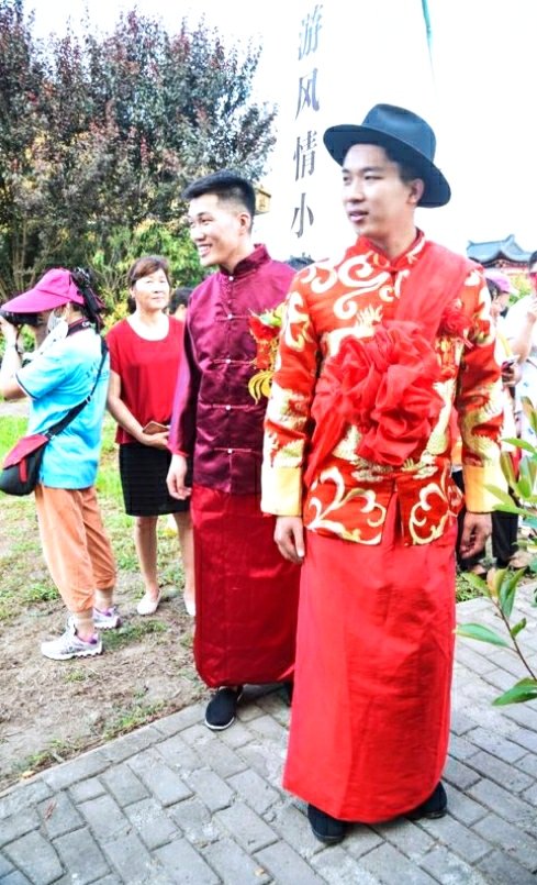 浙江一迎亲团队，新郎团穿军装破窗而入，现场到底发生了什么？