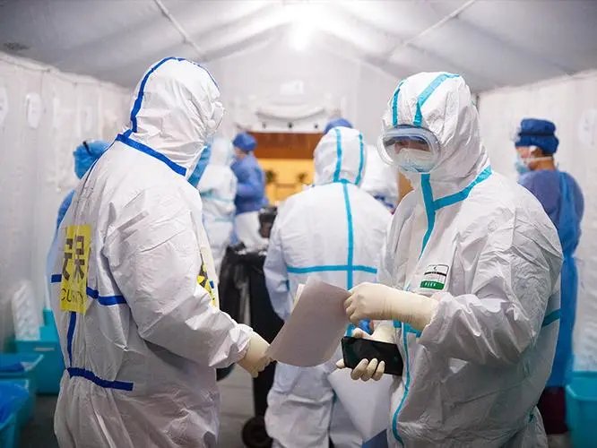 四川男子变阳性吃药后摆烂，妻子被感染秒重视，如何评价他的行为？