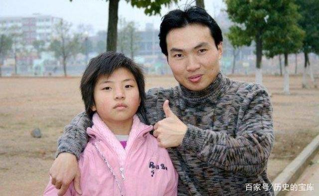 2005年，那个带妹妹上大学，感动中国的洪战辉，如今过得怎样？