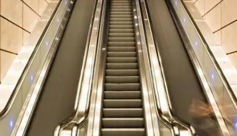 广东深圳一小男孩故意关闭电梯导致下电梯女孩摔倒，事情后续如何？