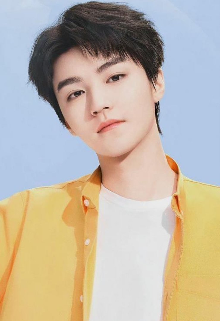 王俊凯电影《断桥》电焊工体验照曝出，你觉得他这个造型怎么样？