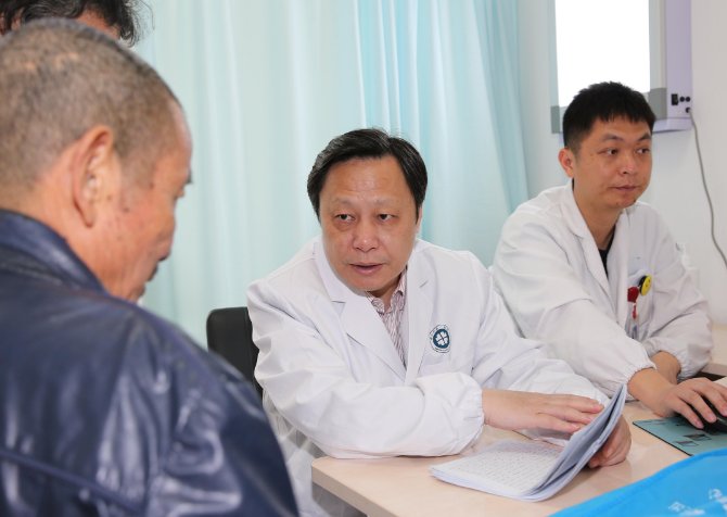 大爷忘记吃药进医院被罚做检讨，为何网友却对医院赞声一片？