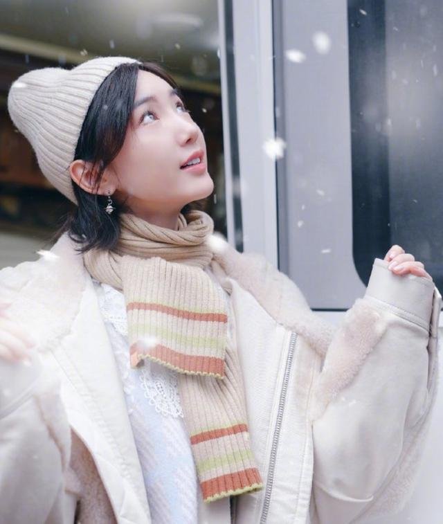 北京突然下雪,众女星晒雪景比美,谁的造型令你印象深刻?