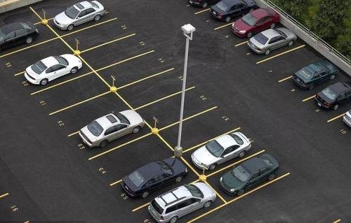 辽宁一私家车堵车库门还不留电话，被泼水成“冰车”，网友对此有何表示？