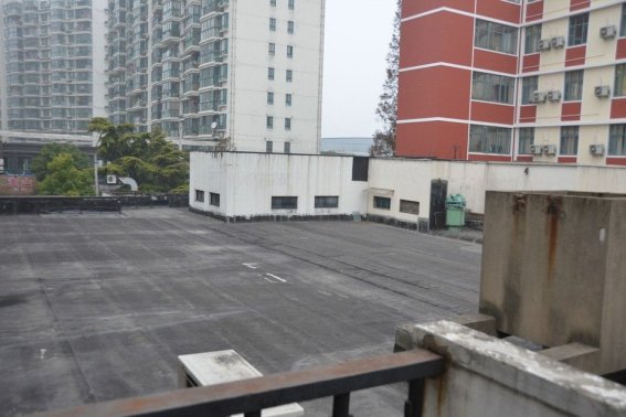 女儿墙应设置构造柱,构造柱间距不宜大于( )。