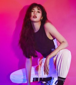 歌手泫雅确诊新冠，出现低烧症状将中断行程，她此前有没有接种疫苗？