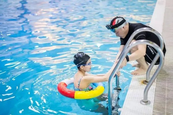 游泳教练水中粗暴拖拽5岁孩子，孩子都呛水了还不放手！教练为何这么做？