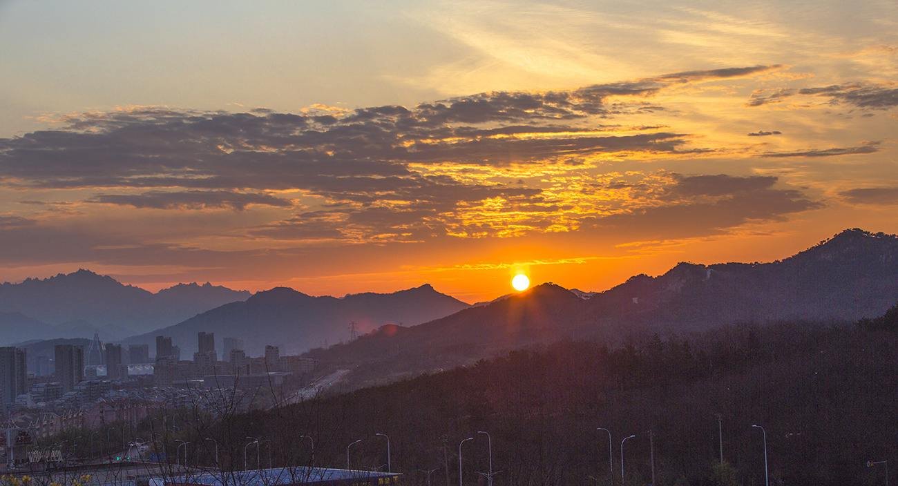 “朝霞不出门，晚霞行千里”是何意思？