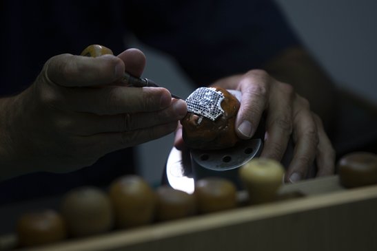 世界最昂贵口罩标价超一千万被中国商人买下，到底是谁？