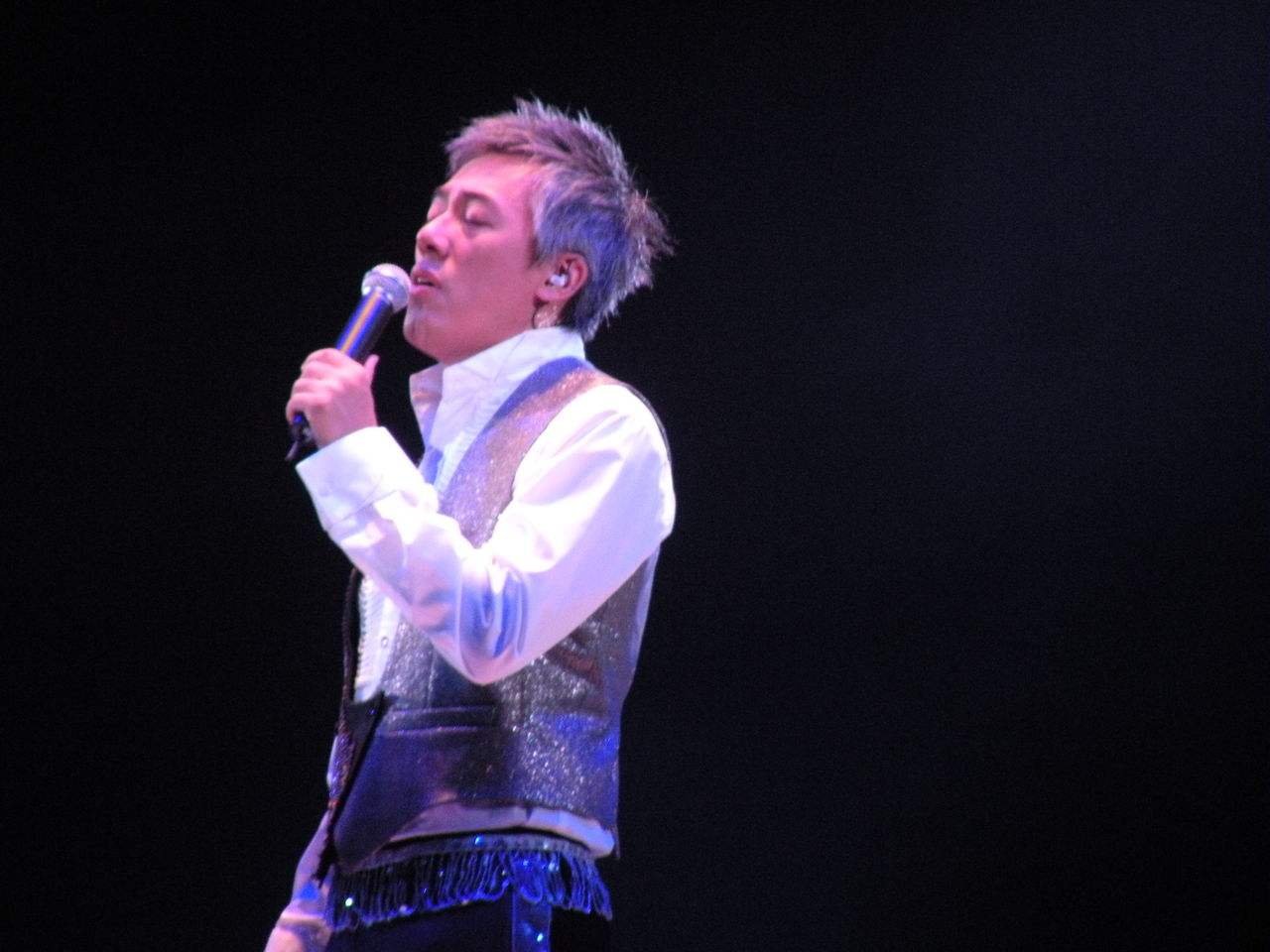 歌词高潮部分：你是谁的新娘。。。。歌词不知道对不对，不知道歌名，你们有谁知道么？