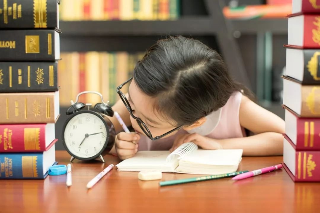 广东一熊孩子不写作业,报警要求把妈妈抓走,家长对孩子的要求有多严苛?