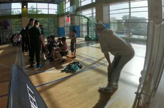 温馨的亲子画面因为翘臀而火，邓超在生活中都有哪些搞怪的照片？