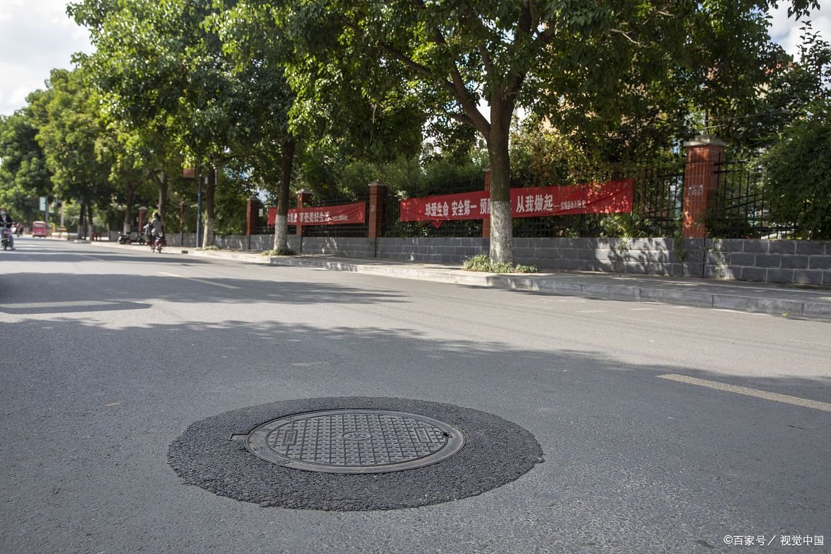 央媒:“井盖吃人”顽疾必须治,具体该采取怎样的措施?