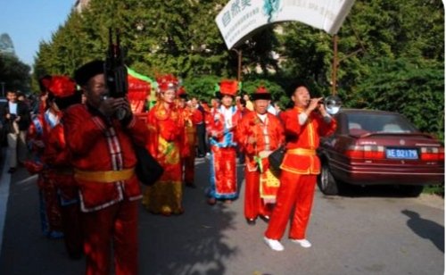 浙江一迎亲团队，新郎团穿军装破窗而入，现场到底发生了什么？