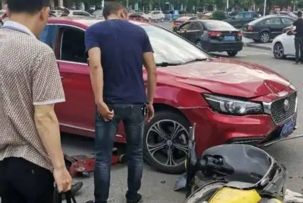 杭州一网约车与多车发生碰撞事故，司机是否涉嫌违法驾驶？