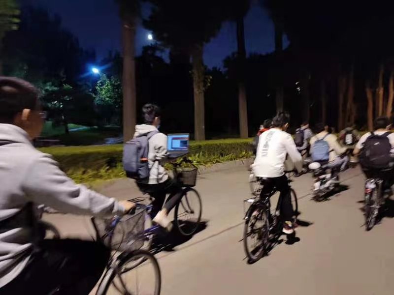 清华大学生在骑车时用电脑，本人对此有何回应？