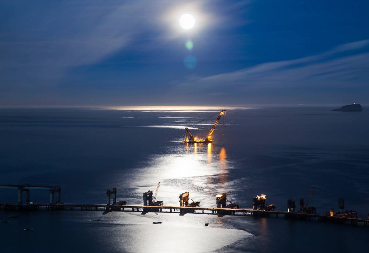 海上生明月，天涯共此时。什么意思？