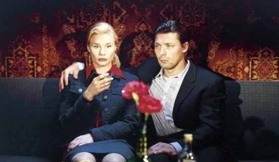 五次见面没有亲密之举,却换来牢狱之灾,爱情片《薄暮之光》有多耐人寻味?