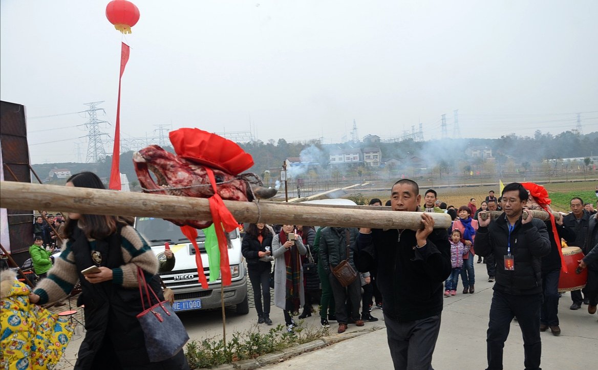 绵阳现代版庖丁解牛，小伙蒙眼剔猪骨，其动作是如何做到行云如流水的？