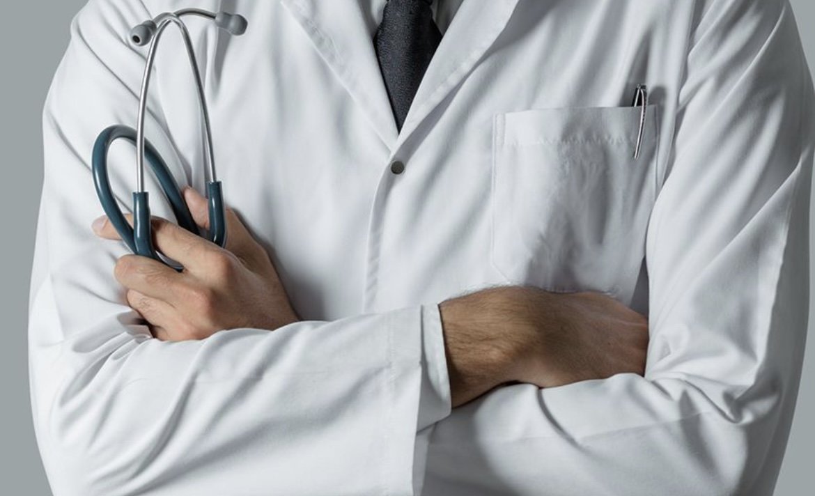 广东女孩推门夹死小猫遭网暴，家长将带她看心理医生，此事我们该反思什么？